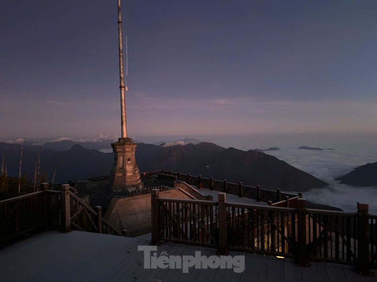 Frost appear on the Fansipan mountain peak in Sa Pa town in the northern province of Lao Cai on the early morning of December 23 as the temperature fell to below one degree Celsius.