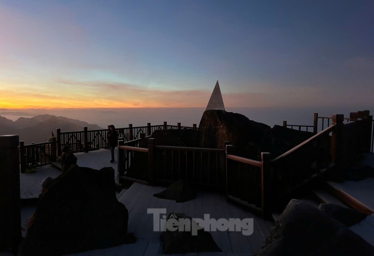 A media representative from Fansipan Legend says at around 5am on December 23, the temperature in Fansipan peak drop to below 1 degree Celsius.
