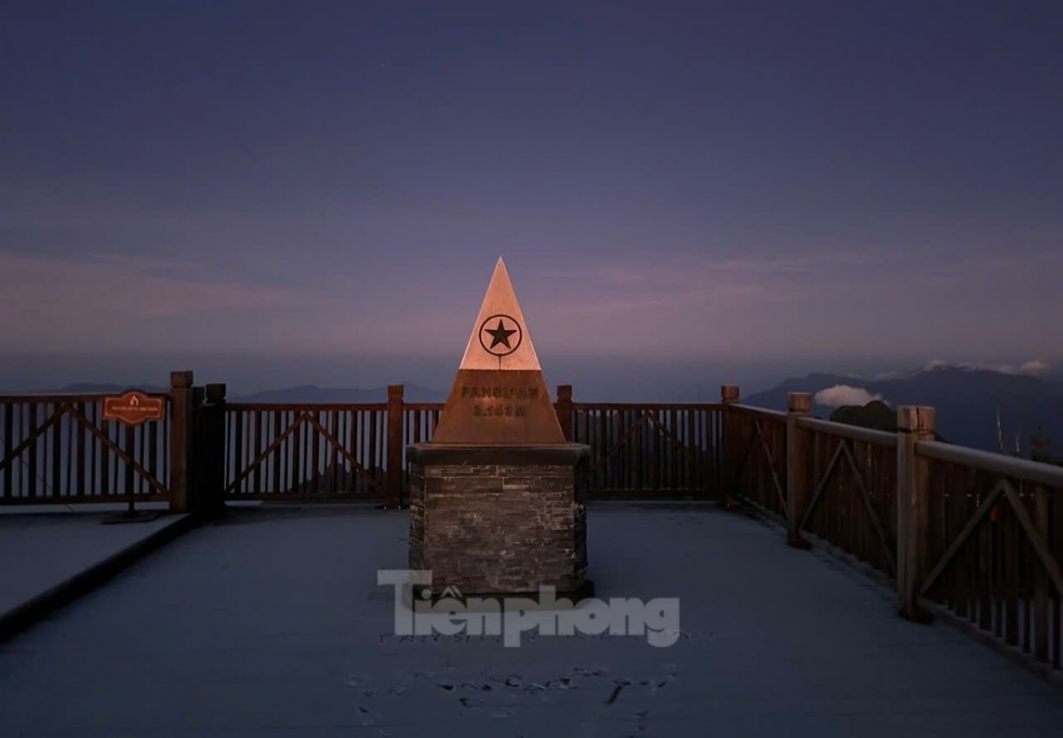 According to the representative, there is a thin layer of ice on the Fansipan peak due to low temperature.