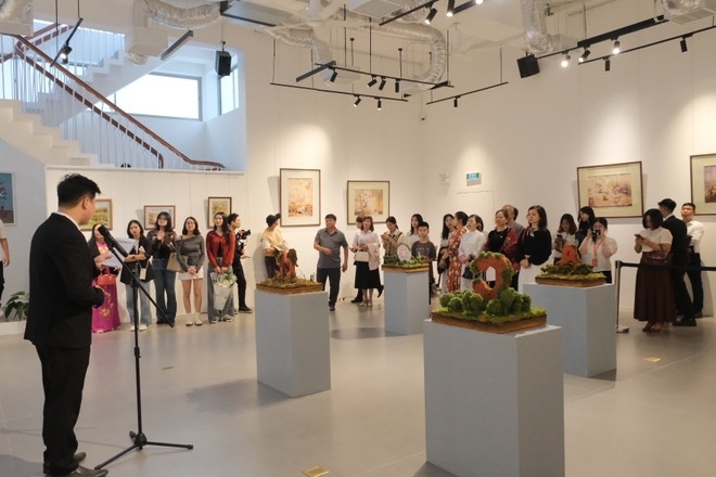 An overview of the painting exhibition in Hanoi (Photo: anninhthudo.vn)