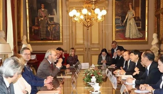 At the meeting between Chairman of the NA Committee for Culture and Education Nguyen Dac Vinh and President of the Belgian House of Representatives Peter De Roover.