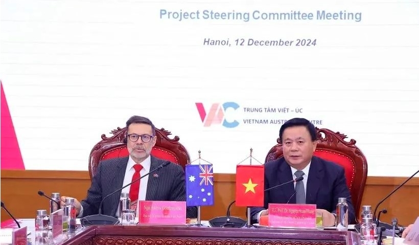 President of the Ho Chi Minh National Academy of Politics (HCMA) Nguyen Xuan Thang (R) and Australian Ambassador to Vietnam Andrew Goledzinowski