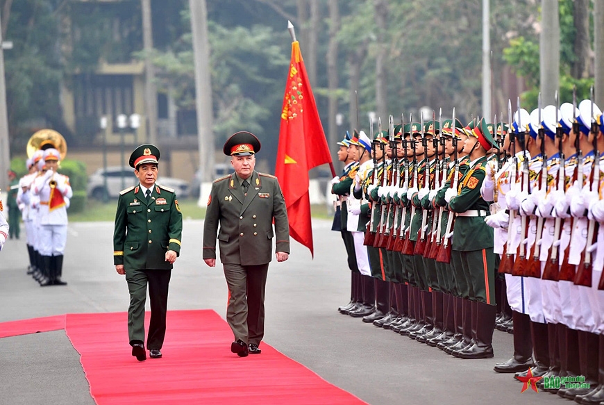 Defense Minister Phan Van Giang of Vietnam and his visiting Belarussian counterpart Viktor Gennadievich Khrenin review the guard of honour during th welcoming ceremony in Hanoi on December 17. (Photo: PANO)