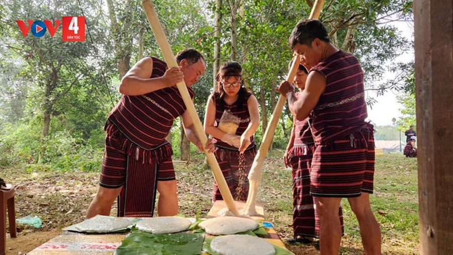 Cho Ro people pound rice to make glutinous rice cakes