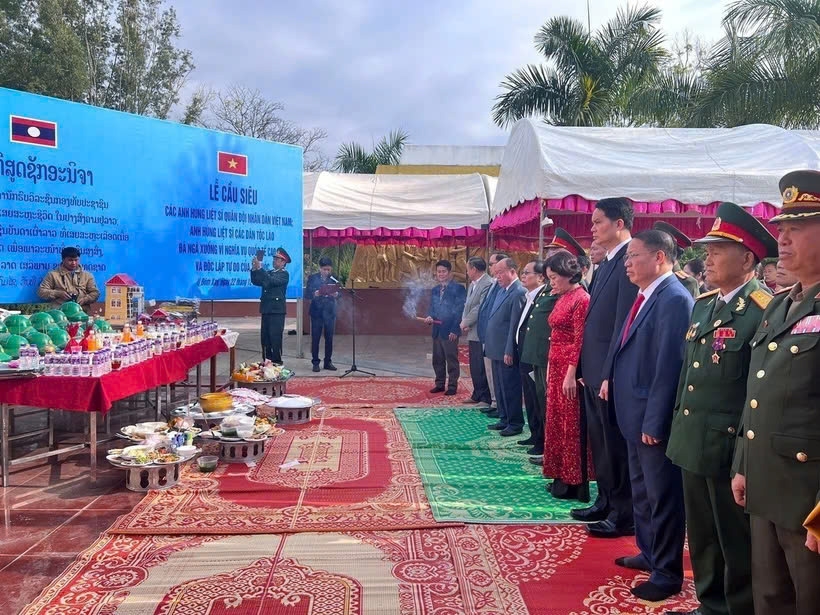 A memorial and requiem ceremony for the heroic Vietnamese volunteer soldiers and Lao national heroes in Luang Prabang on December 22. (Photo: VNA)
