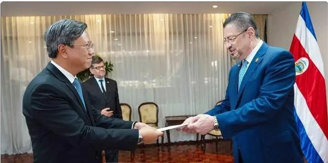 Vietnamese Ambassador to Cuba and Costa Rica Le Quang Long (L) presents his credentials to Costa Rican President Rodrigo Chaves Robles.