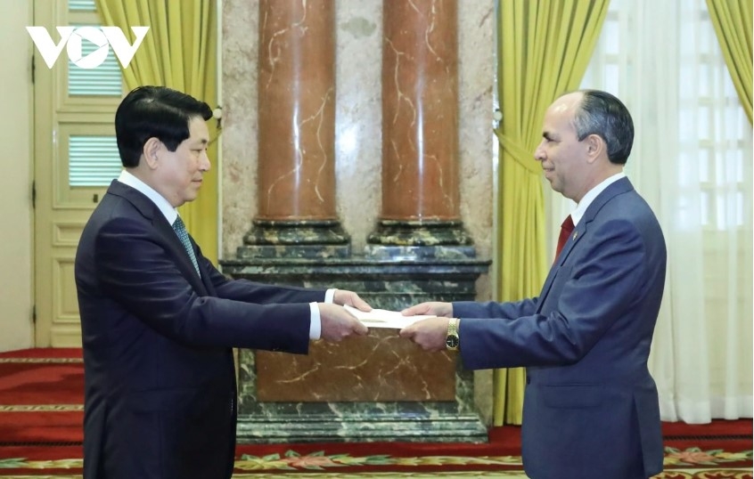 State President Luong Cuong receives credentials from Cuban Ambassador Rogelio Polanco Fuentes