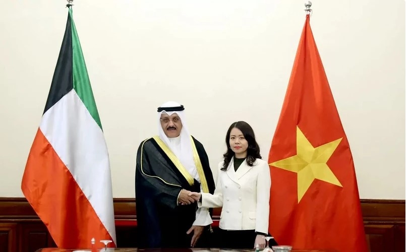 Deputy Minister of Foreign Affairs Nguyen Minh Hang (R) and Assistant Foreign Minister for Asian Affairs of Kuwait Samee Essa Johar Hayat 