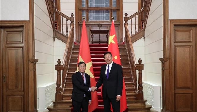 Deputy Minister of Foreign Affairs Nguyen Minh Vu (L) Chairman of the China International Development Cooperation Agency (CIDCA) Luo Zhaohui