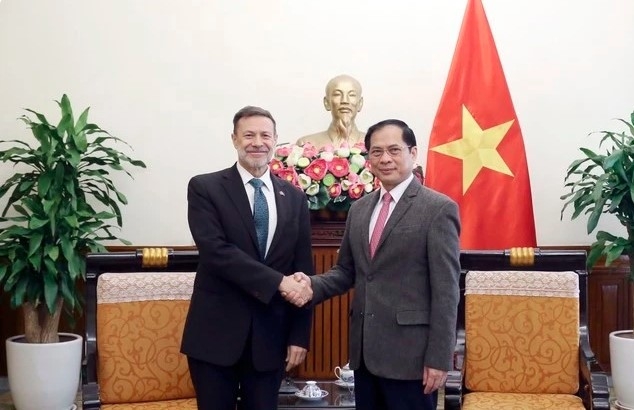 Deputy Prime Minister and Minister of Foreign Affairs Bui Thanh Son (R and Australian Ambassador to Vietnam Andrew Goledzinowski (Photo: The Ministry of Foreign Affairs)
