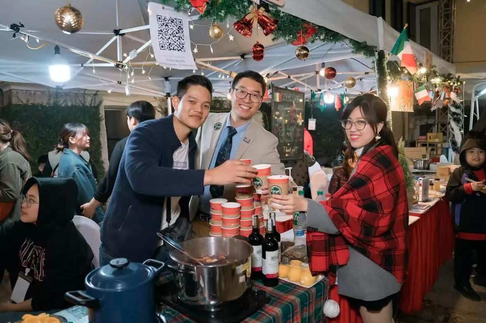 EU Alumni Network’s Christmas market in 2023 attracts a large crowd of visitors. (Photo: baoquocte.vn)