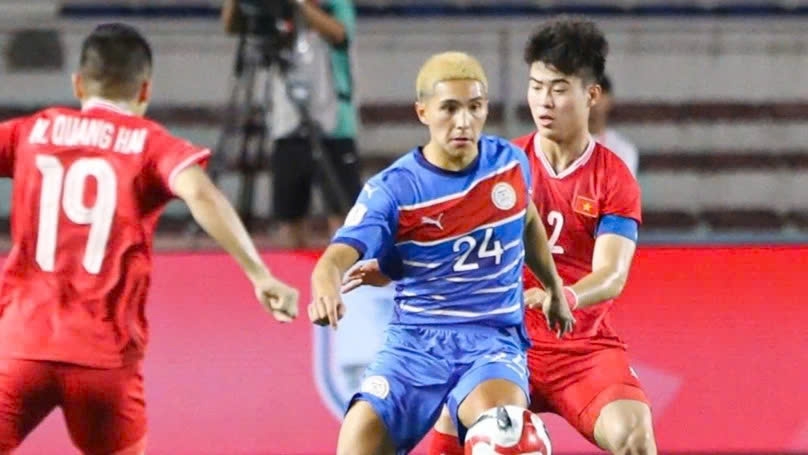 Fighting for the ball between two Vietnamese players (in red jersey) and a Philippine player. (Photo: VFF)