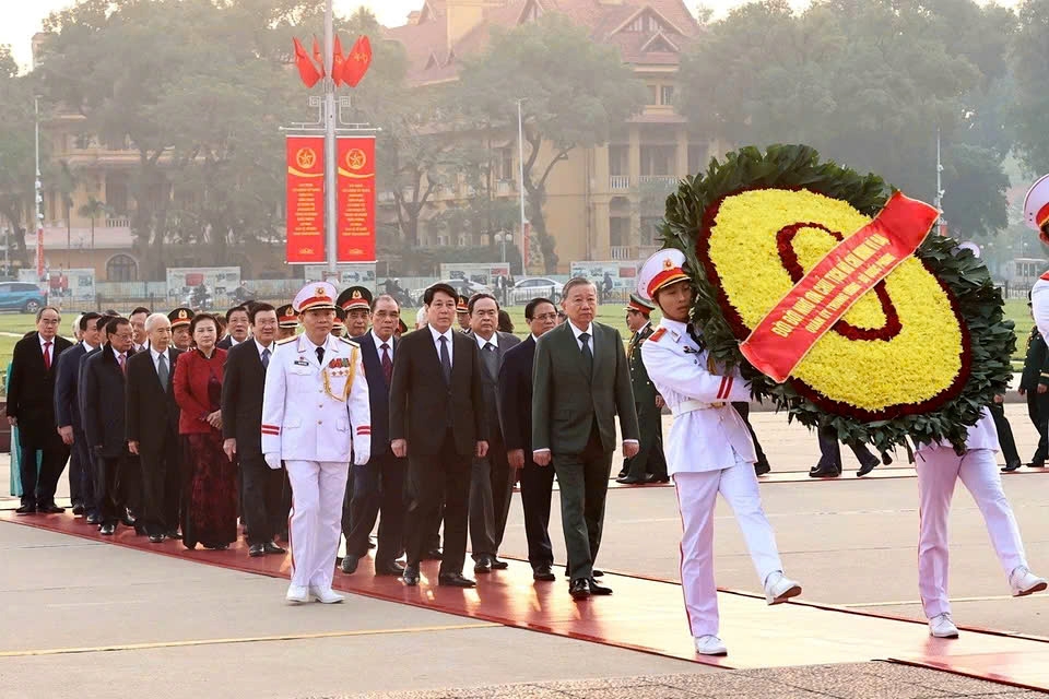 Senior Vietnamese Party and State leaders pay a floral tribute to President Ho Chi Minh in Hanoi on December 20