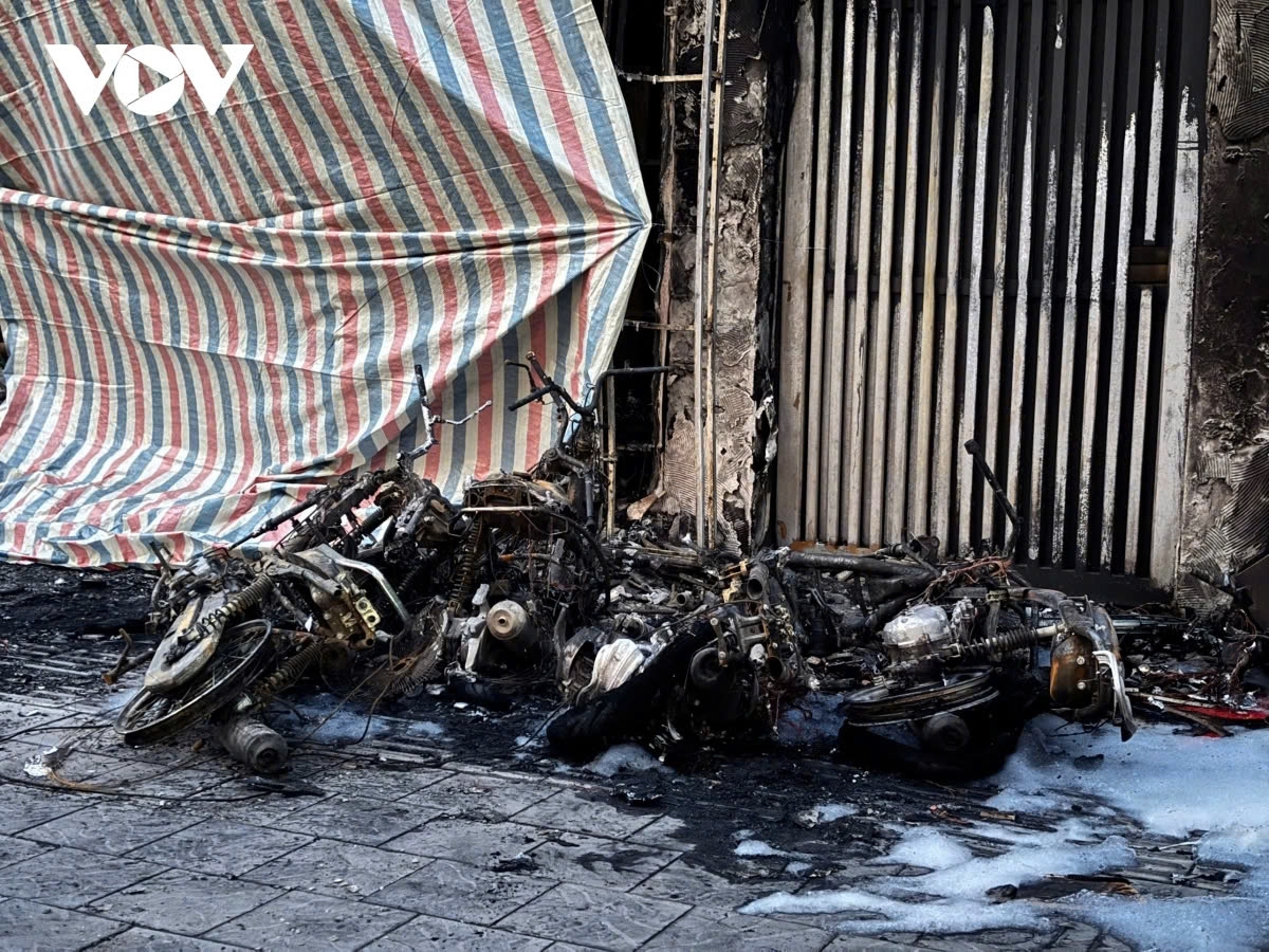 Motorbikes parking in front of the coffee shop have been burned down after the blaze