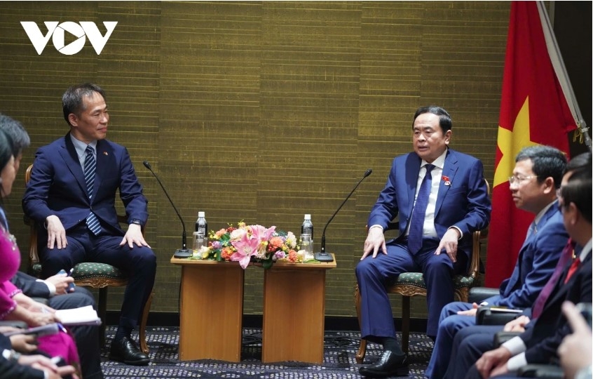 NA Chairman Tran Thanh Man (R) meets with Ohno Keiji, President and CEO of Aeon Mall Co., Ltd. in Japan