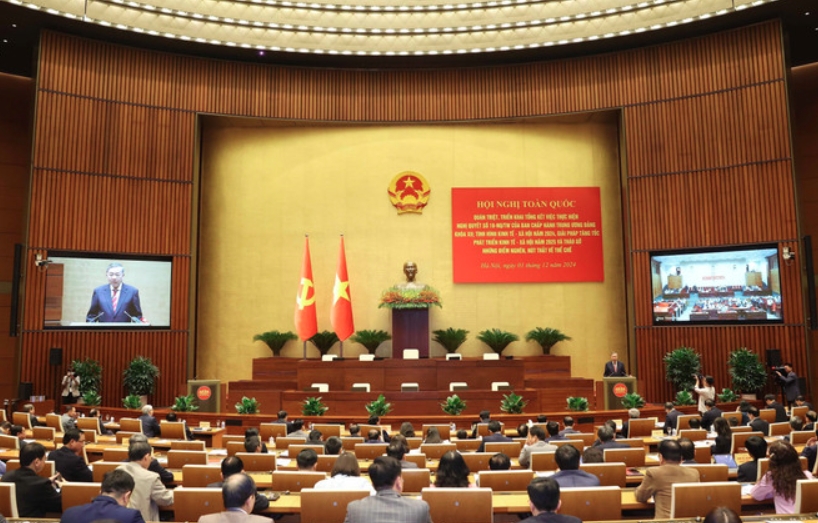 Party General Secretary To Lam speaks at national conference reviewing the implementation of Resolution No. 18-NQ/TW issued by the 12th Party Central Committee on reforming and restructuring the political system for greater efficiency and effectiveness.