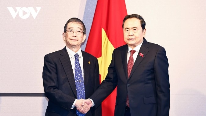 National Assembly Chairman Tran Thanh Man (R) and President of the Nagasaki – Vietnam Friendship Association Tomioka Tsutomu