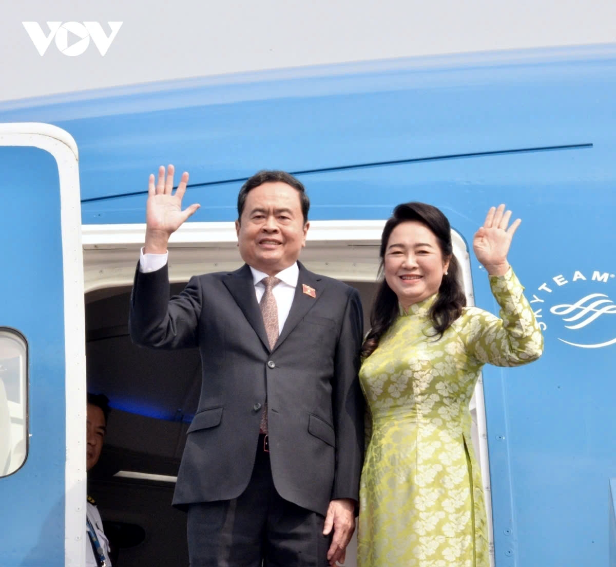 National Assembly Chairman Tran Thanh Man and his spouse leave Noi bai International Airport in Hanoi, beginning an official visit to Singapore at the invitation of Singapore Parliament Speaker Seah Kian Peng and his spouse.