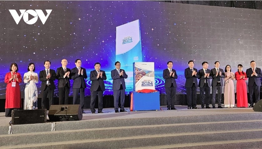 Prime Minister Pham Minh Chinh (middle) attends the Vietnam Logistics Forum 2024