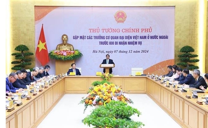 Prime Minister Pham Minh Chinh on December 7 meets with ambassadors and heads of Vietnam's representative offices abroad before they take on their new assignments. (Photo: VNA)