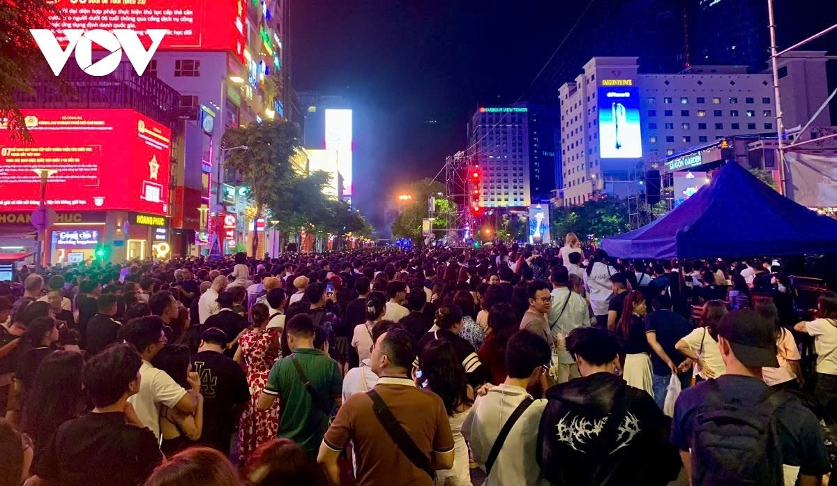Thousands converge on Nguyen Hue Walking Street to participate in the Countdown party on December 31 evening