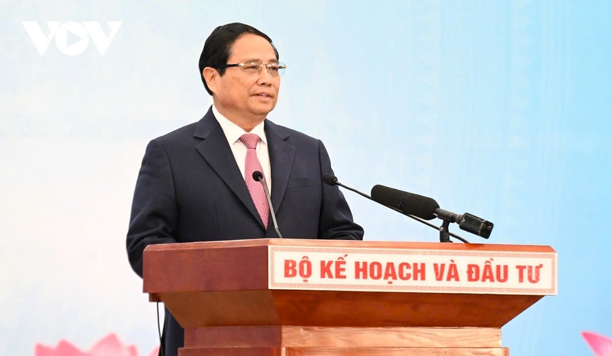 Prime Minister Pham Minh Chinh speaks at the meeting