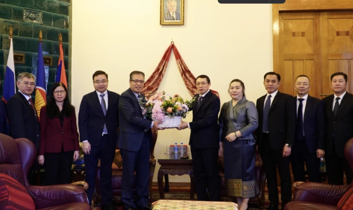A delegation from the Vietnamese Embassy in Russia visits the Lao Embassy to congratulate the country on its 49th National Day. (Photo: VNA)