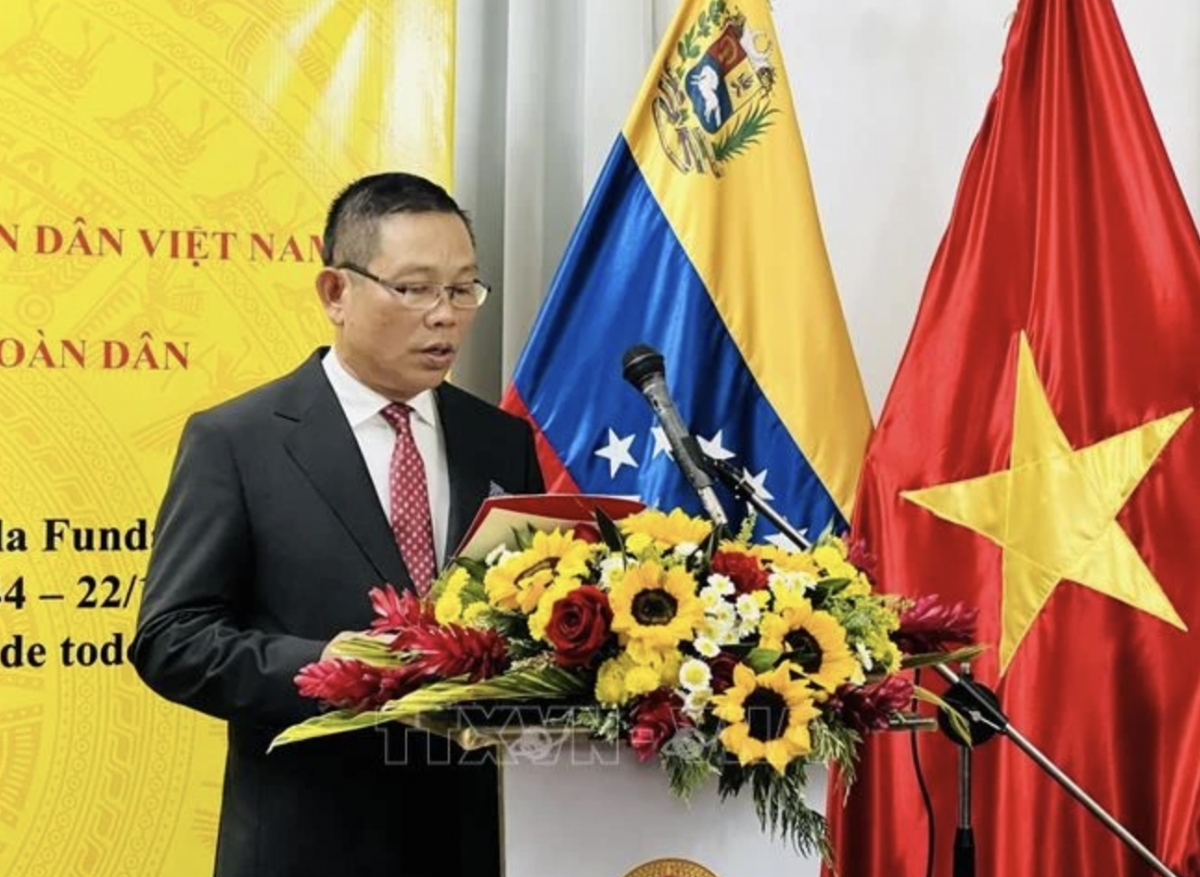 Vietnamese Ambassador to Venezuela Vu Trung My speaks at a ceremony to mark the 80th anniversary of the Vietnam People's Army (VPA) (December 22,1944-2024) and the 35 years of the All-People Defence Festival (1989 - 2024). (Photo: VNA)