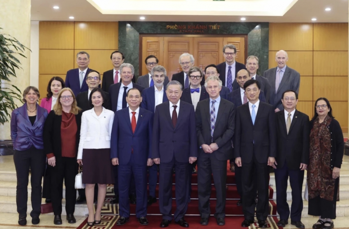 Party General Secretary To Lam (centre, front row) receives international scientists and experts who are in Vietnam to attend the 4th VinFuture Prize awarding ceremony. (Photo: VNA)