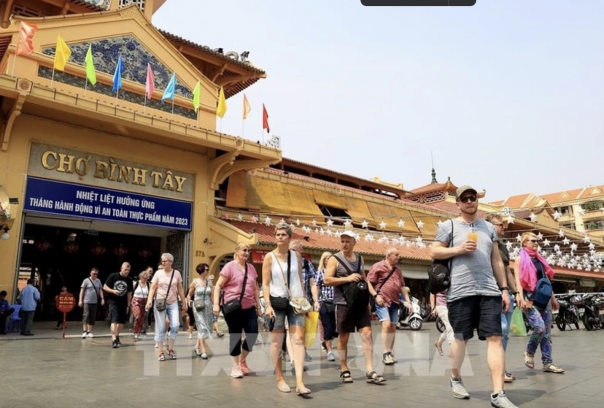 Foreign visitors to Binh Tay market in HCM City (Photo: VNA)