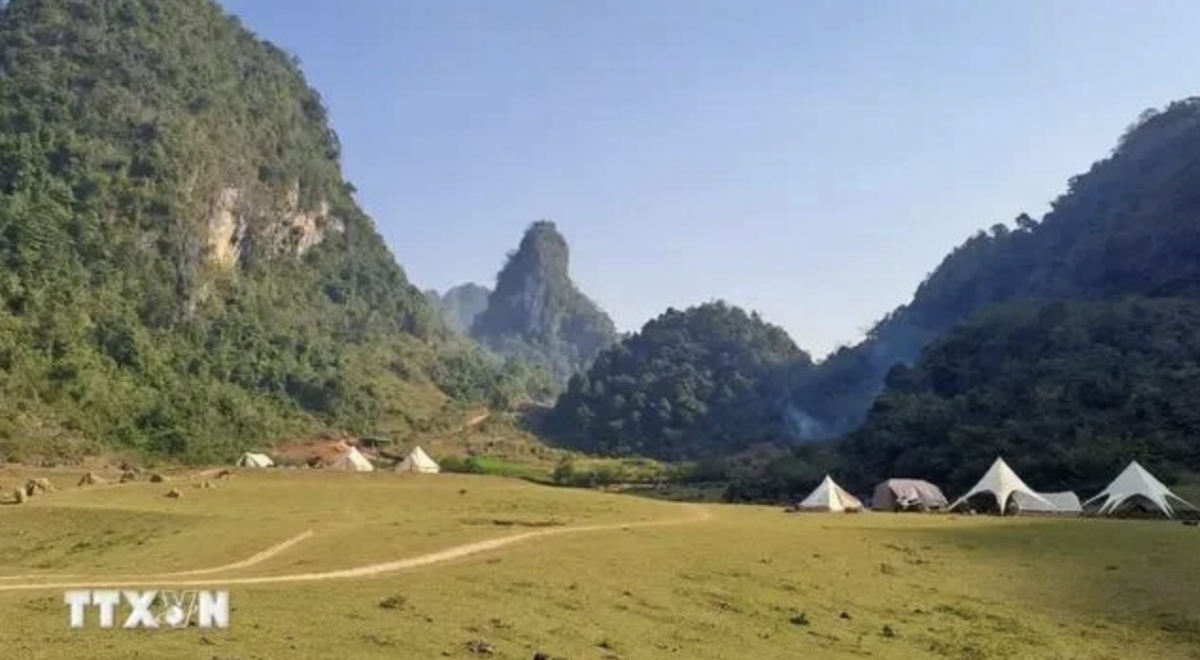Visitors are interested in bathing themselves in the glory of Non Nuoc Cao Bang UNESCO Global Geopark. (Photo: VNA)