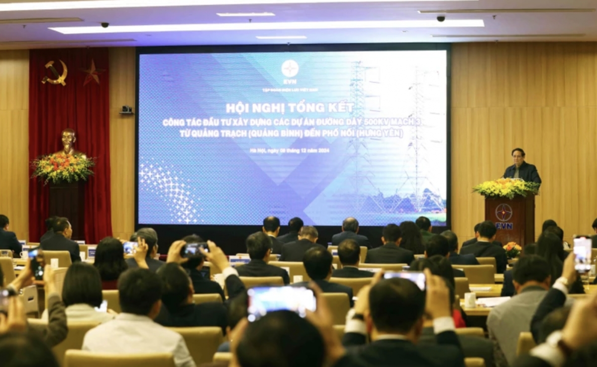 Prime Minister Pham Minh Chinh addresses at the conference to review the investment and construction of the 500kV circuit-3 power transmission line linking Quang Trach and Pho Noi on December 8. (Photo: VNA)
