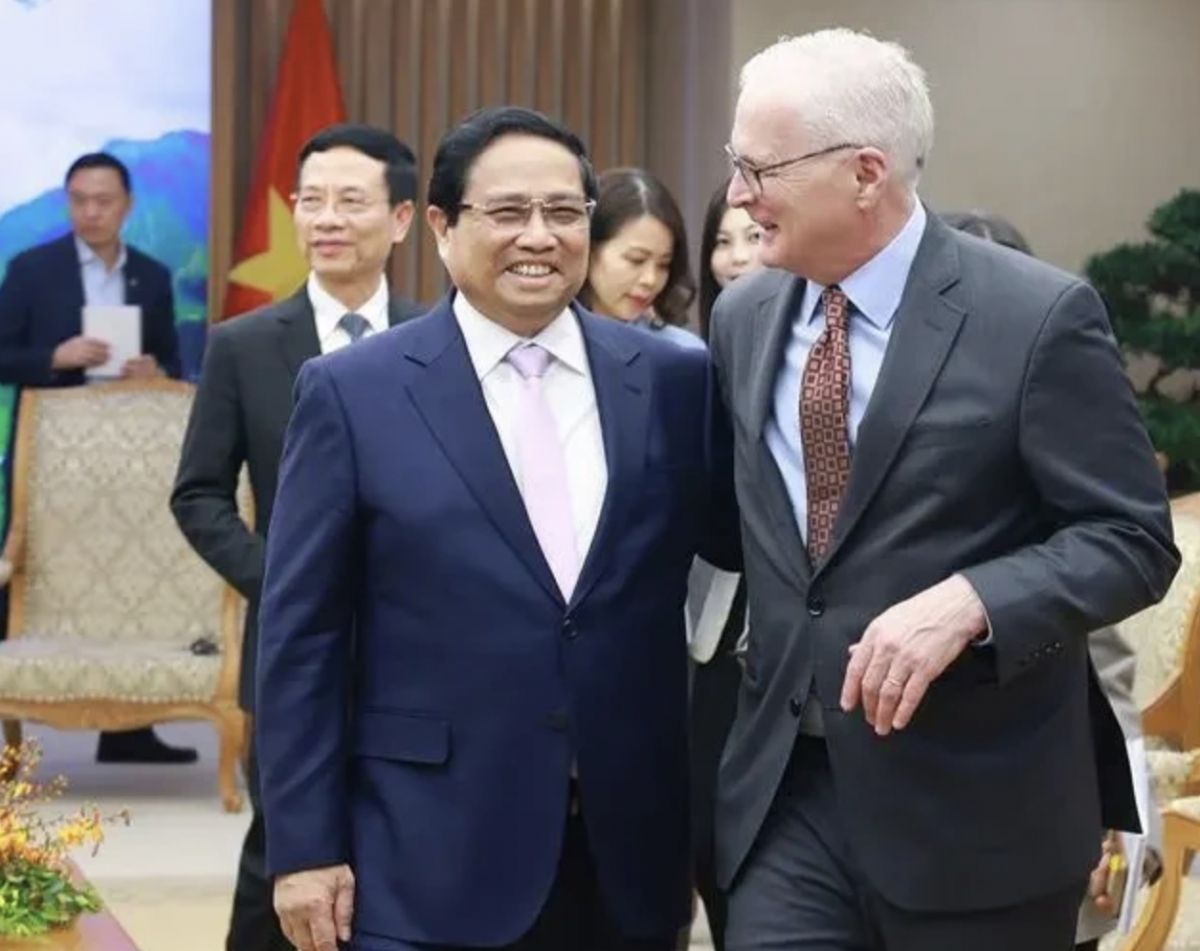 PM Pham Minh Chinh (L) and SIA Chairman John Neuffer (Photo: VNA)