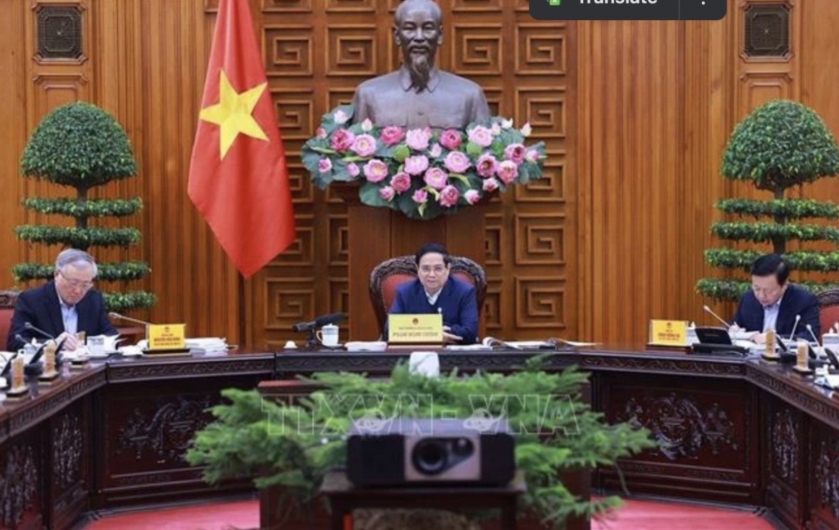 Prime Minister Pham Minh Chinh (C) chairs the fourth meeting of the government steering committee to review the implementation of Resolution No. 18-NQ/TW on December 17. (Photo: VNA)