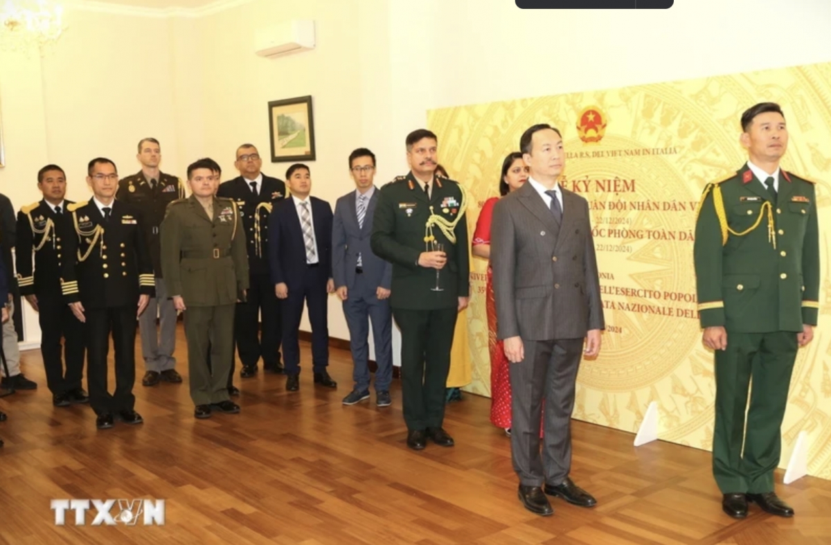 Delegates perform flag-saluting ceremony at the event (Photo: VNA)