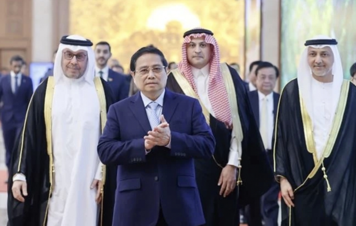 Prime Minister Pham Minh Chinh meets with the ambassadors of Saudi Arabia, UAE and Qatar. (Photo: VNA)