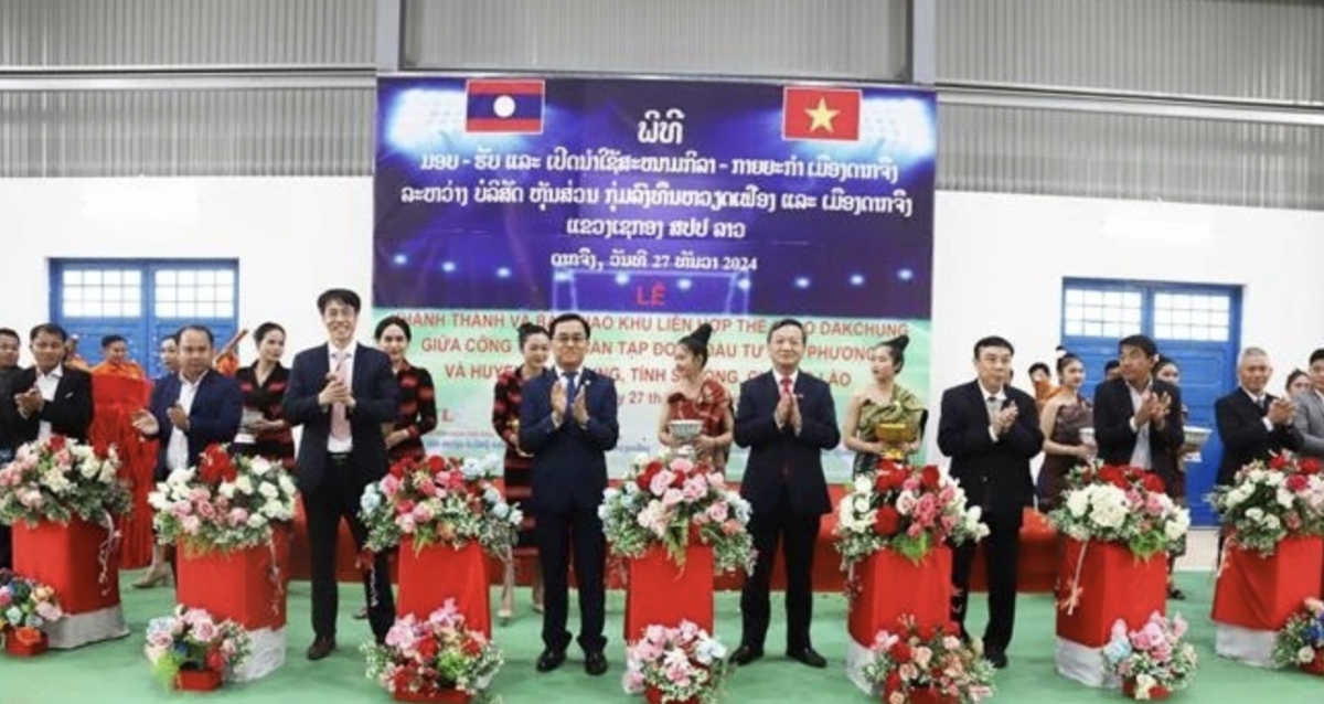 Delegates at the inauguration ceremony of the Dakcheung district Sports Complex in Sekong (Photo: VNA)