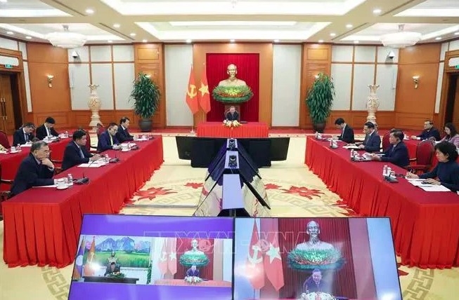 General Secretary of the CPV Central Committee To Lam talks over the phone with General Secretary of the LPRP Central Committee and President of Laos Thongloun Sisoulith on December 1. (Photo: VNA)