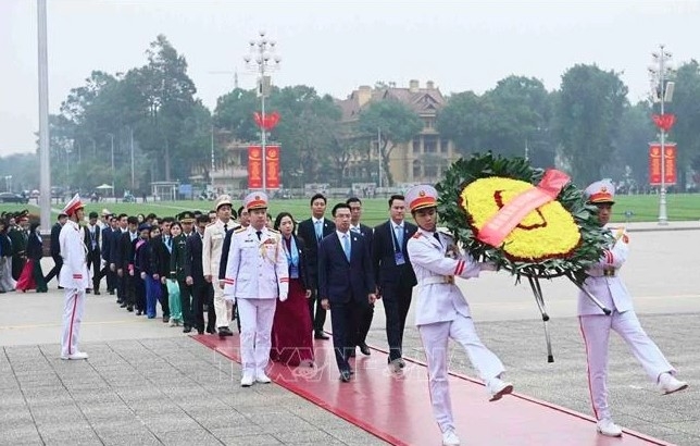 Delegates lay a wreath in tribute to President Ho Chi Minh at his mausoleum on December 17 morning. (Photo: VNA)