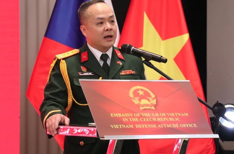 Senior Lieutenant Colonel Ta Quang Thanh, Vietnam’s Defence Attaché to the Czech Republic, Slovakia, and Hungary addresses the event (Photo: VNA)