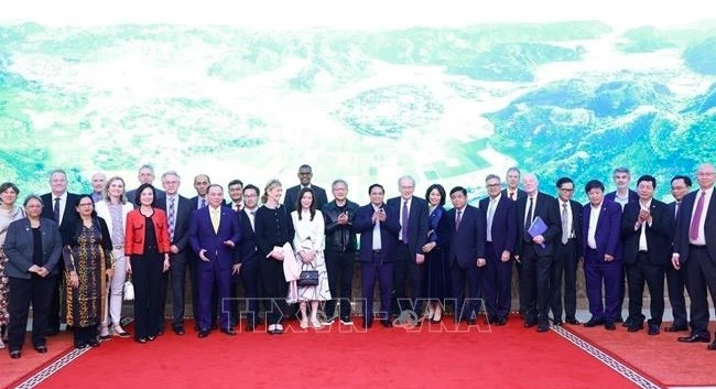 PM Pham Minh Chinh and winners of 2024 VinFuture Prize (Photo: VNA)
