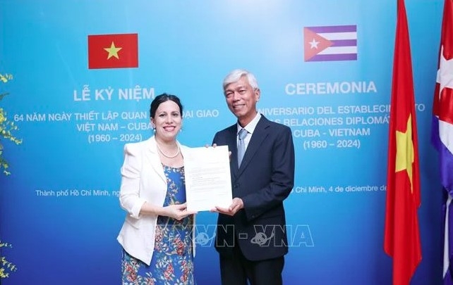 Vice Chairman of the HCM City People’s Committee Vo Van Hoan (R) and Cuban Consul General Ariadne Feo Labrada at the celebration of the 64th founding anniversary of Vietnam-Cuba diplomatic relations on December 4. (Photo: VNA)