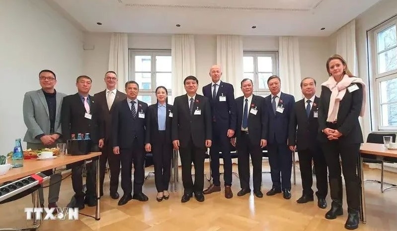 The Vietnamese delegates in a group photo with Hesse Minister of Culture, Education, and Opportunity Armin Schwarz. (Photo: VNA)