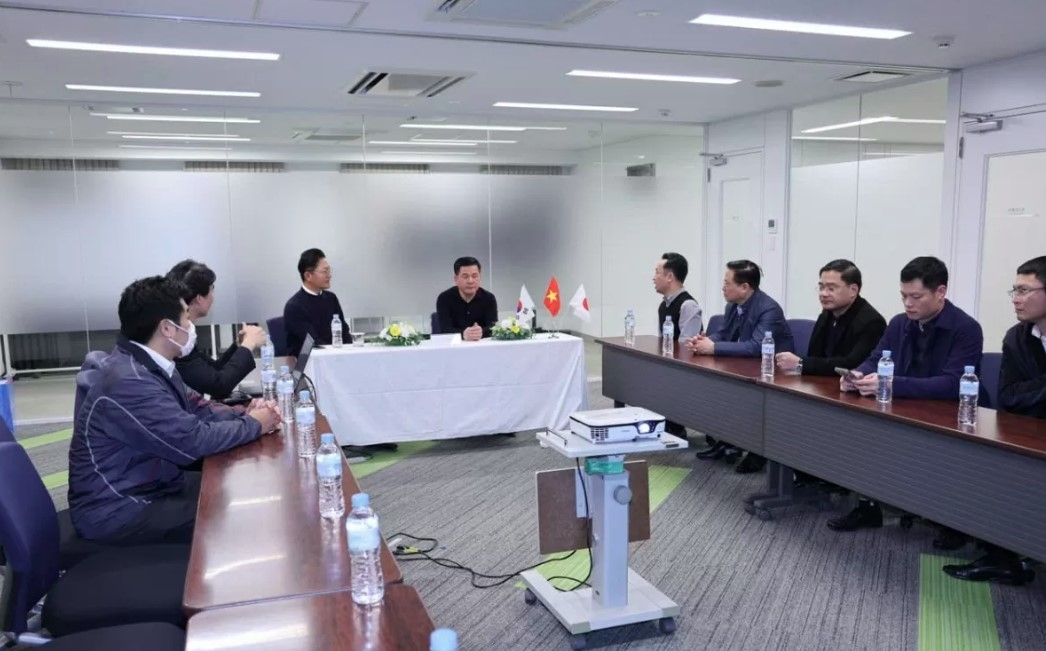 Representatives from Vietnam's Ministry of Industry and Trade and HiteJinro Group discuss future cooperation opportunities at the working session (Photo: congthuong.vn)