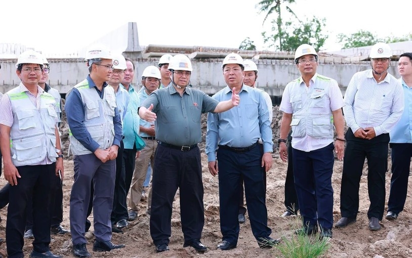 PM inspects Can Tho-Hau Giang Expressway (Photo: VNA)