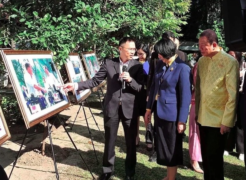 Pham Anh Tuan, director general of the Authority of Foreign Information Service under the Ministry of Information and Communications (left) and visitors at the Bangkok exhibition featuring Vietnam’s culture, people, and landscapes. (Photo: VNA)