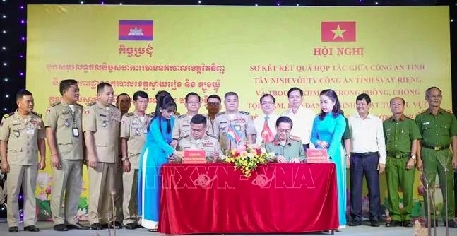 Police of the southeastern province of Tay Ninh and Cambodia’s Svay Rieng province sign a memorandum of understanding on collaboration for the first half of 2025. (Photo: VNA)