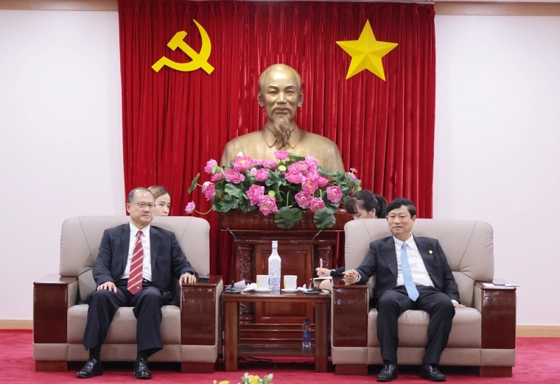 Vo Van Minh (right), Chairman of Binh Duong Provincial People's Committee and Jonathan Choi, Chairman of Sunwah Group discusses investment opportunities in Binh Duong at the reception