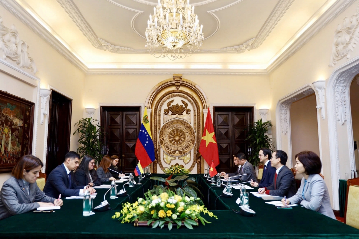 Delegates attending the 10th Political Consultation between the Ministries of Foreign Affairs of Vietnam and Venezuela in Hanoi on December 16