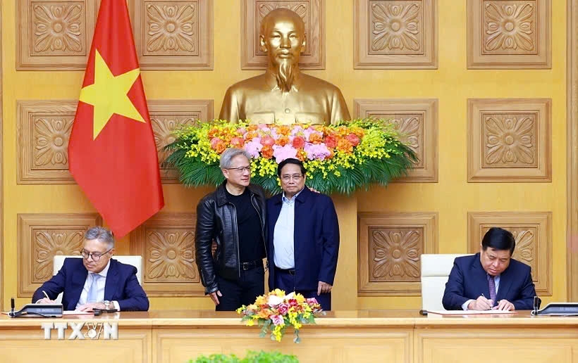 Minister of Planning and Investment Nguyen Chi Dung of Vietnam and NVIDIA’s Executive Vice President of Worldwide Field Operations Jay Puri sign the cooperation document in the presence of Prime Minister Pham Minh Chinh and NVIDIA Chairman Jensen Huang, in Hanoi on December 5. (Photo: VNA)